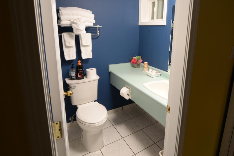 Bathroom 4, Casa Grande Inn, Nanaimo