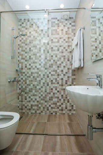 Bathroom 3, Bujtina Oxhaku, Korçës