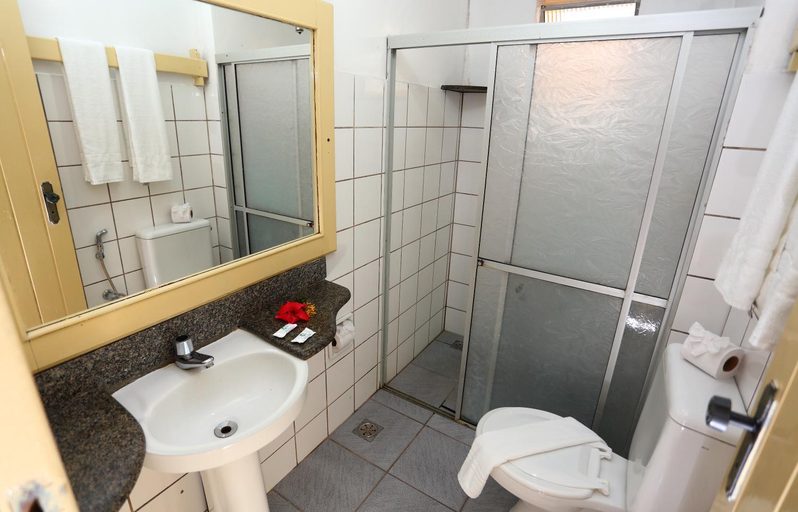 Bathroom 4, Marlim Porto Hotel, Porto Seguro
