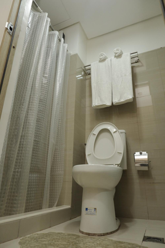 Bathroom 4, Dynastel Shore Staycation, Pasay City