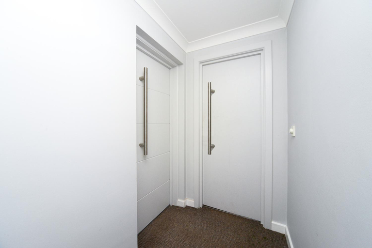 Others 3, Amazing Apartment near Bournemouth, Poole & Sandbanks - WiFi & Smart TV - Newly Renovated! Great Loc, Poole