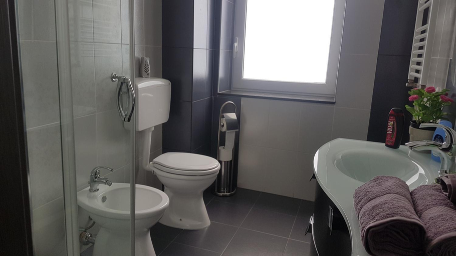 Bathroom 5, Lilium In, Caltanissetta