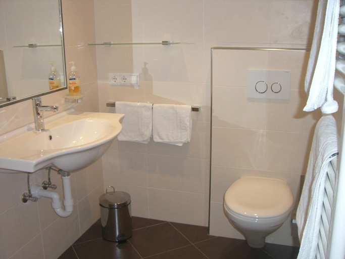 Bathroom 3, Kompatscherhof, Bolzano