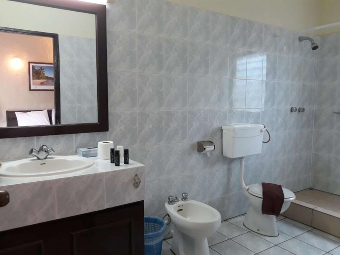 Bathroom 4, Berjaya Praslin Resort