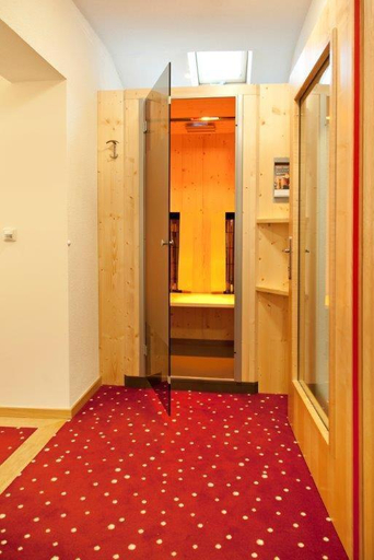 Bedroom 2, Apart Hotel Garni Kofler, Landeck