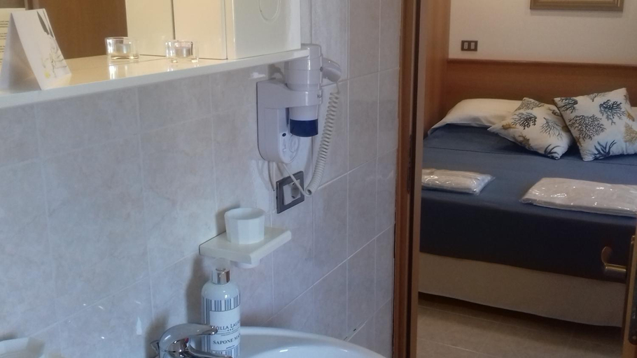 Bathroom 4, Villa Laura Residence Hotel Apartments & Studios, Salerno