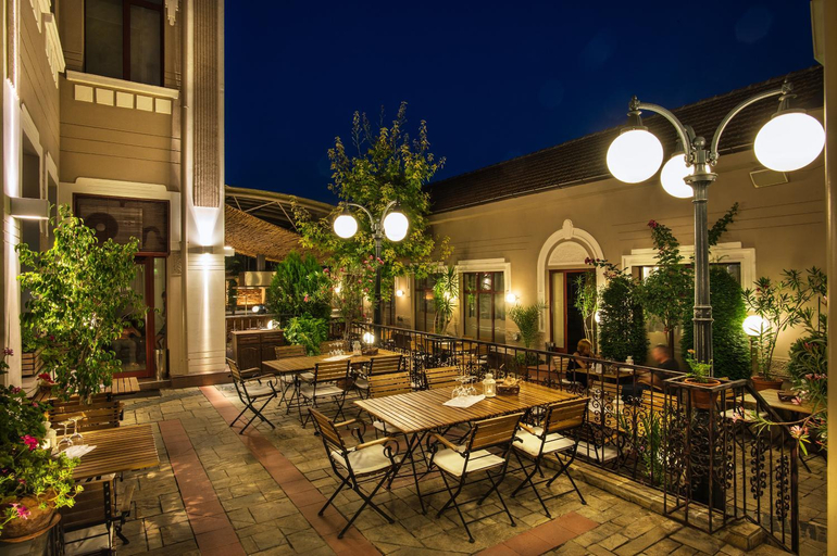 Exterior & Views