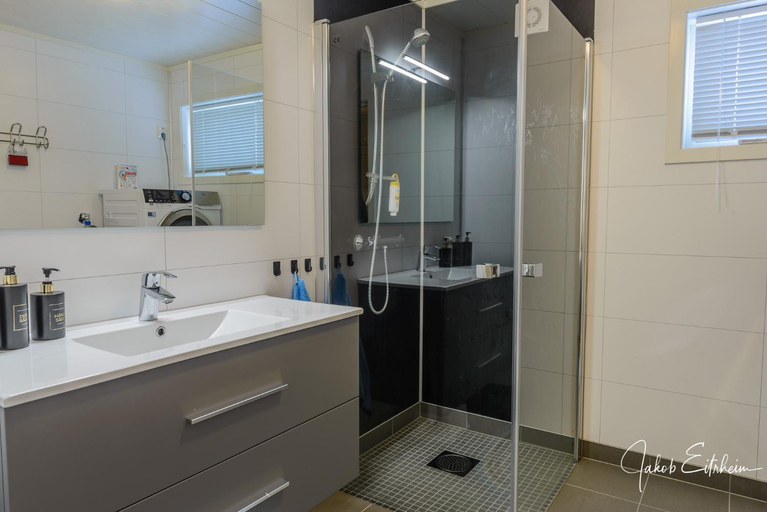 Bathroom 2, Lofotveggen Panorama, Vestvågøy