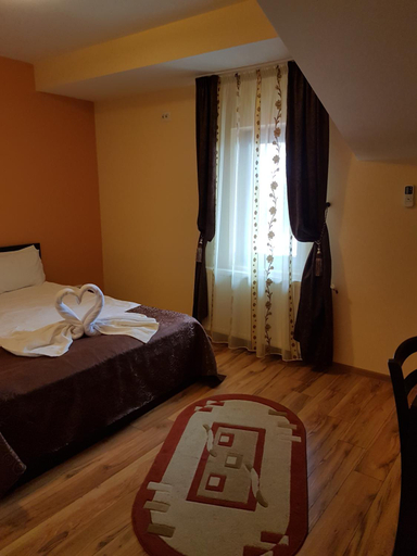 Others 2, Motel Imperial, Horia
