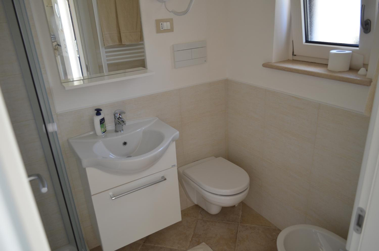 Bathroom 3, Marinelli Guest House, Bari