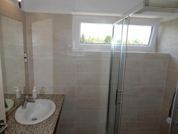 Bathroom 4, Romahegy Rendezvenyhaz, Kadarkút
