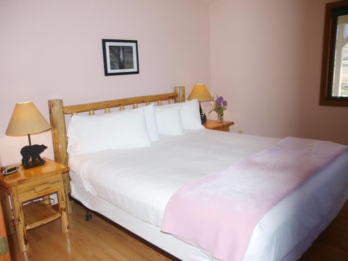 Bedroom 2, Yellowstone Basin Inn, Park