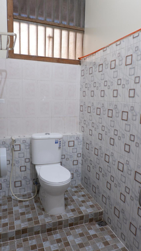 Bathroom 5, Sleepy Raccoon Hostel, Bantul