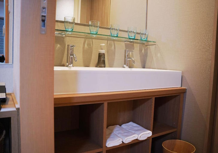 Bathroom 10
