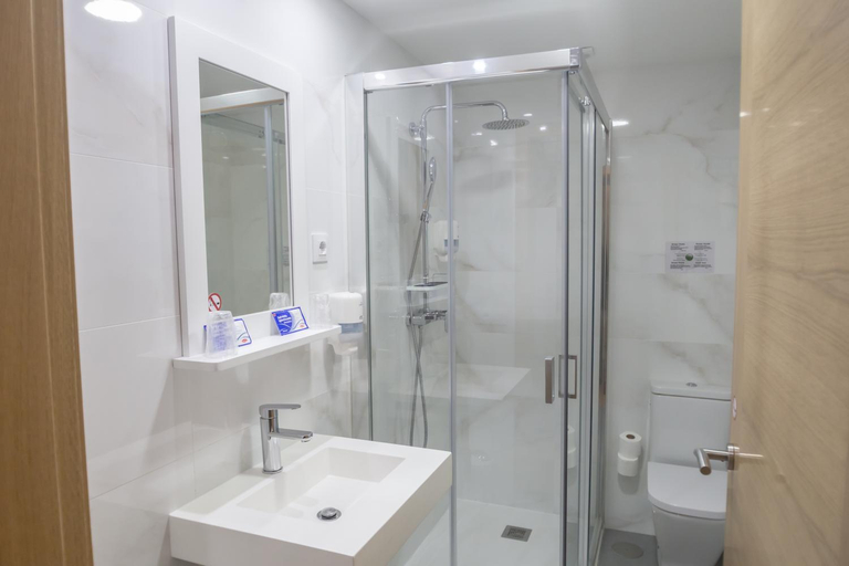 Bathroom 4, Hotel Roquino, Pontevedra