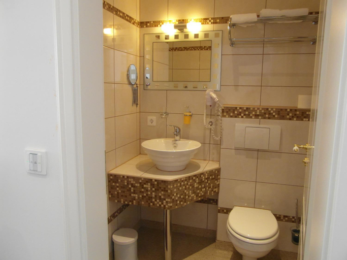 Bathroom 5, Hotel Am Donaubogen, Regensburg