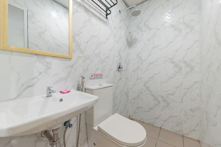 Bathroom 3, RedDoorz Plus near RSUD Gunung Jati Cirebon, Cirebon