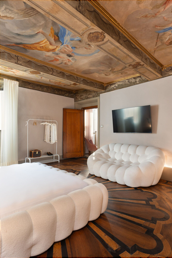 Bedroom 5, Piazza Pitti Palace, Florence