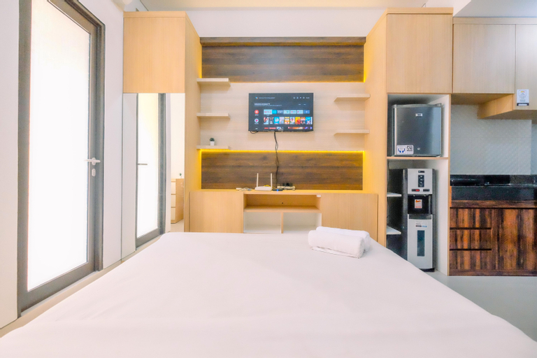 Bedroom 2, Homey and Well Design Studio Transpark Cibubur Apartment By Travelio, Depok