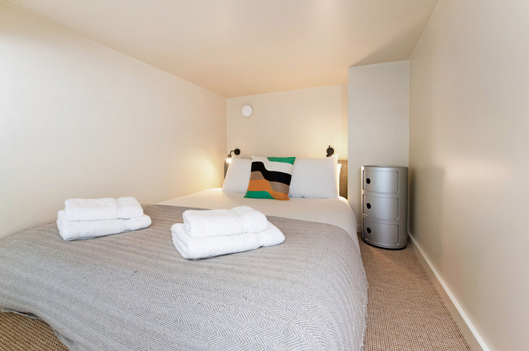 Bedroom 3, Spacious Studio Suite Near Regents Park, London