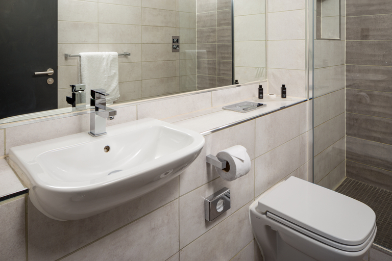 Bathroom 4, Roomzzz Nottingham, Nottingham