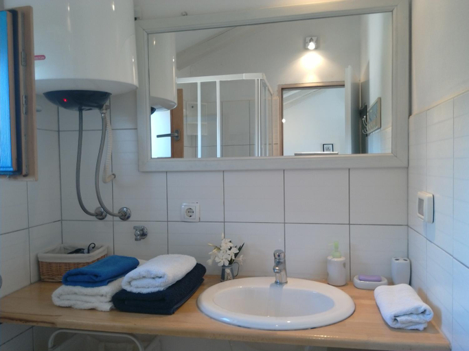 Bathroom 3, House Ivas, Umag