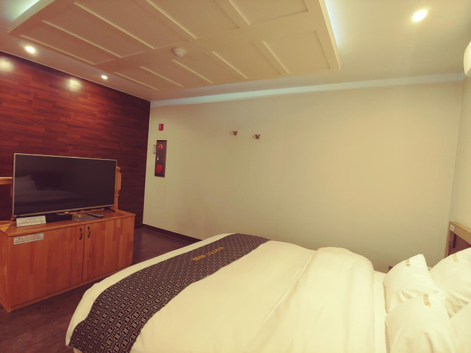 Bedroom 4, Apple Drive-in Hotel, Yeoju