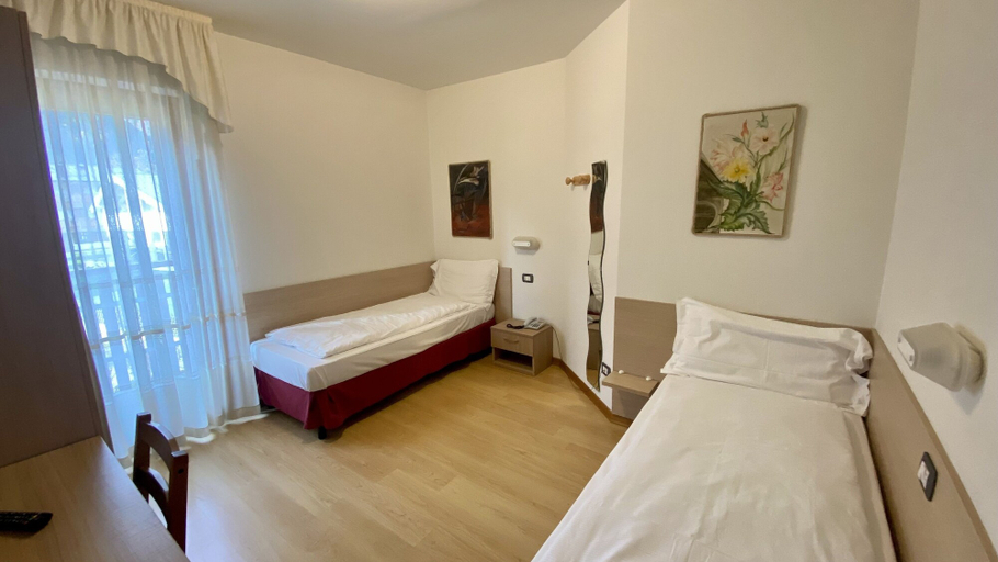 Bedroom 3, Casteluce Hotel Funivie, Trento