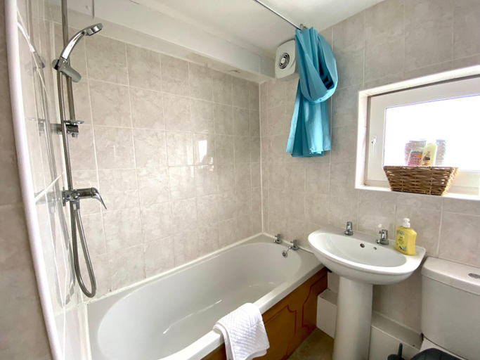 Shower 3, Kennedy House by Blackpool Service Apartments, Blackpool