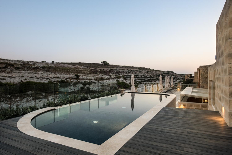 Sport & Beauty 2, Cesca's Boutique Hotel