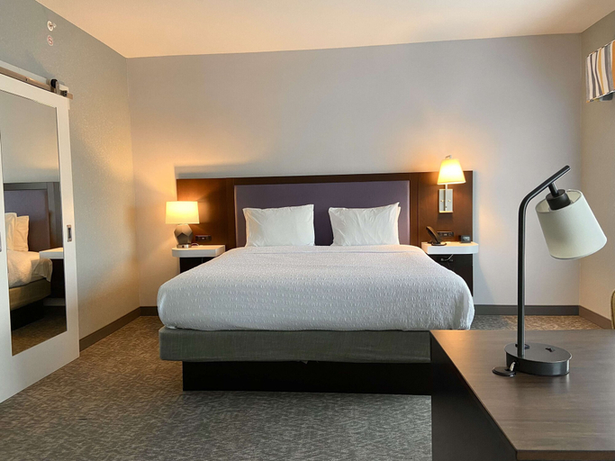 Bedroom 3, Hampton Inn McMinnville, Warren