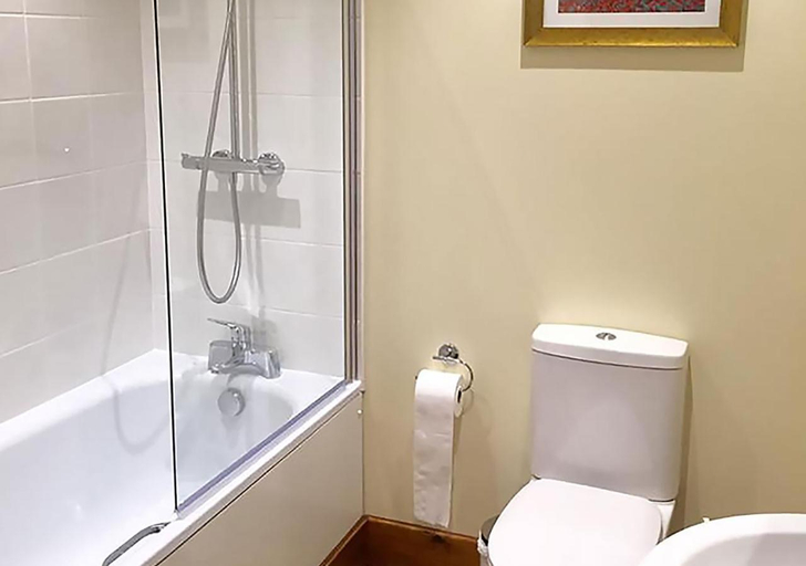 Bathroom 2, Lackford Lakes Barns, Suffolk