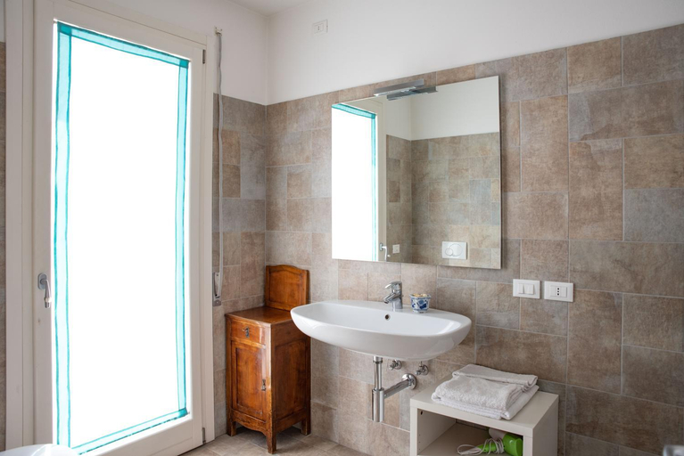 Bathroom 2, B&B Al Piovego, Padua