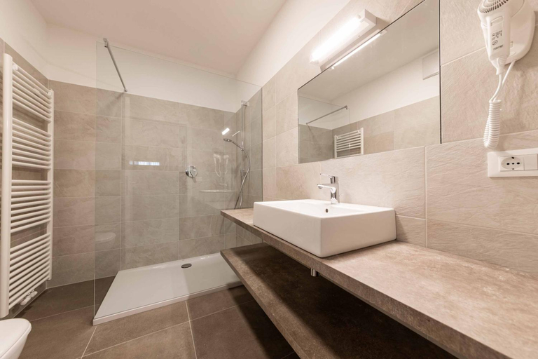 Others 3, Stay COOPER l Guesthouse zum Lowen, Bolzano