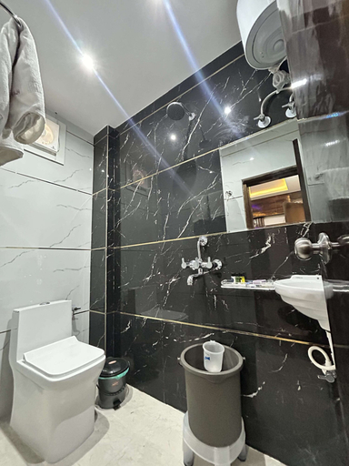 Bathroom 3, Hotel New Arcadia, Bhopal