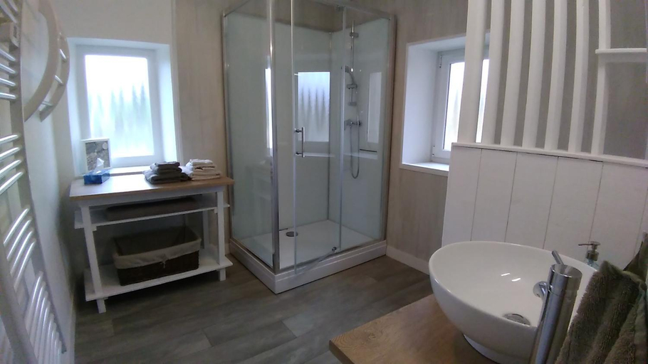 Bathroom 5, La Charretterie, Calvados