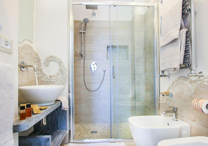 Bathroom 1, Villa Caruso, Napoli