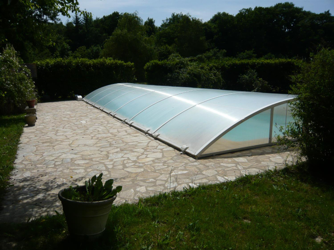 Others 2, Villa Dikaria, Yonne