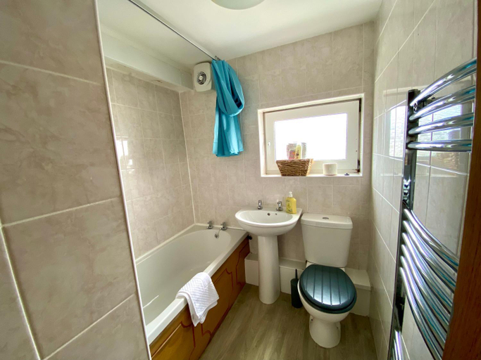 Shower 2, Kennedy House by Blackpool Service Apartments, Blackpool