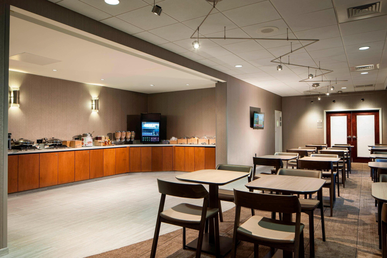 Food & Drinks 5, Springhill Suites By Marriott Chicago Lincolnshire, Lake