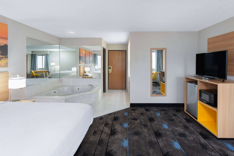 Bedroom 4, Days Inn by Wyndham Wooster, Wayne