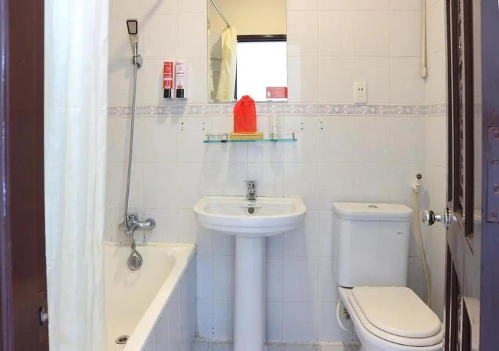Bathroom 5, Tan Hoang Long Hotel Nguyen Van Cu, District 1