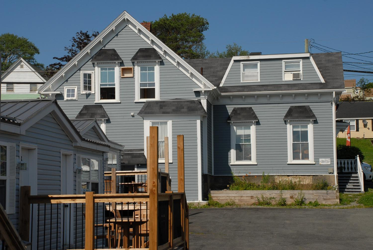Exterior & Views