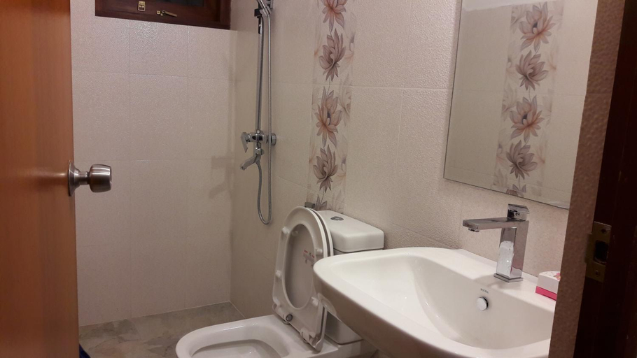 Bathroom, Sudarshi's Home, Dehiwala-Mount Lavinia