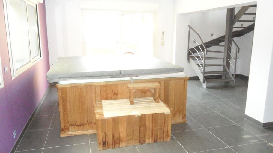 Others 4, Villa Dikaria, Yonne