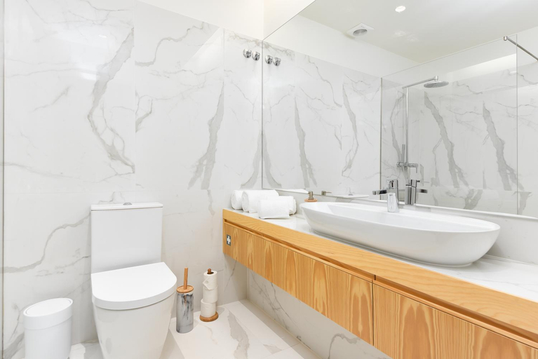 Bathroom, Bom Jardim Apartments, Porto