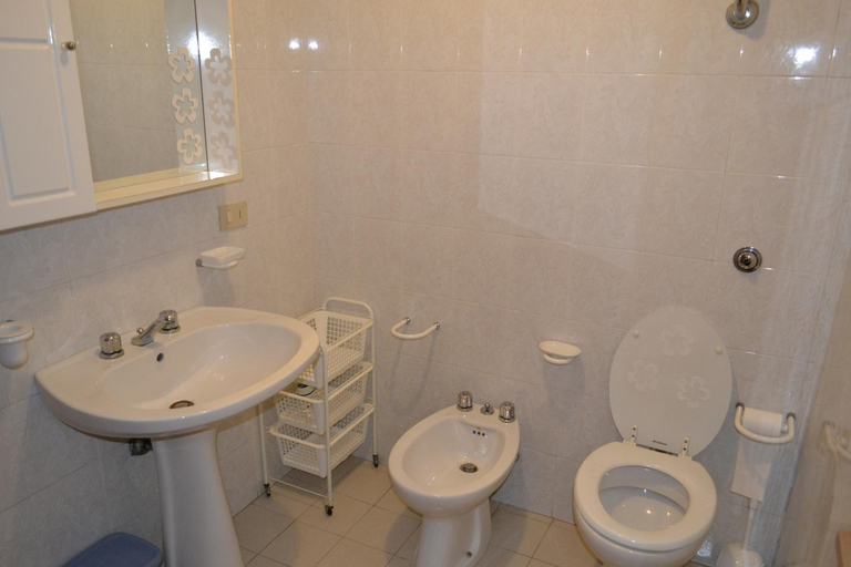Bathroom 2, Casa Vacanze Valdamone, Livorno