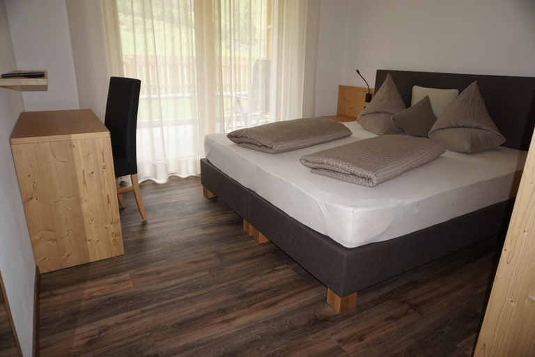 Bedroom 2, Apparthotel Marteshof, Bolzano