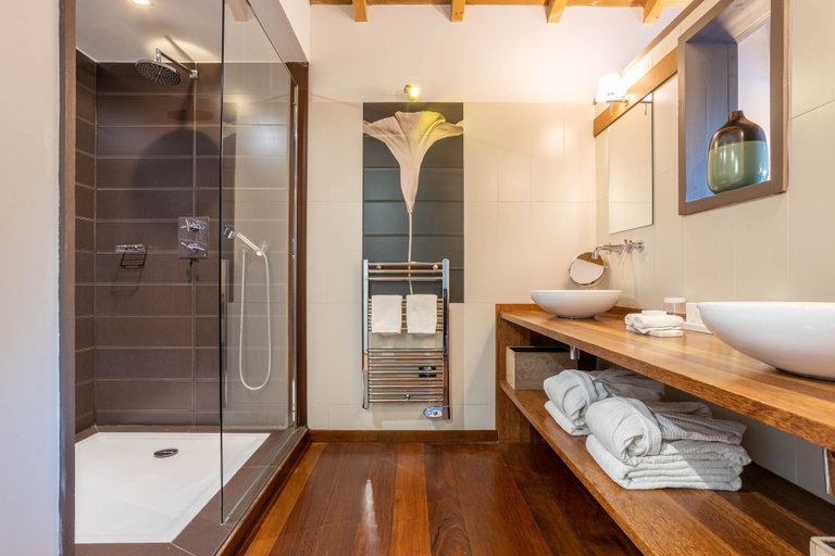 Bathroom 4, Côté Sable, Gironde