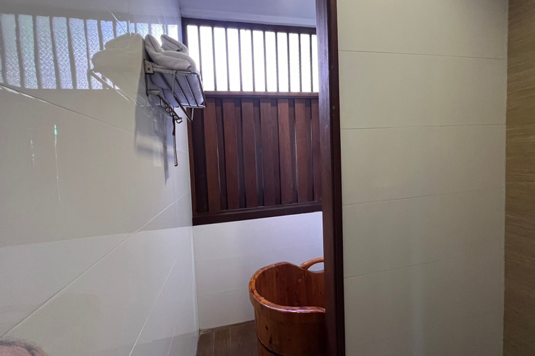 Bathroom 10